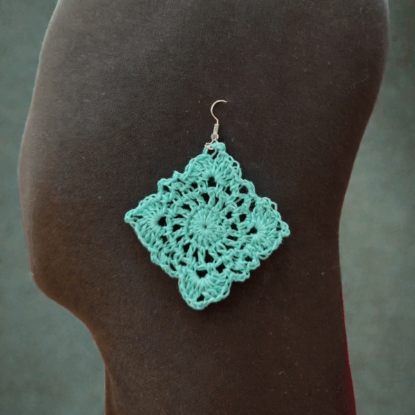 Orecchini romboidali in cotone - immagine 2